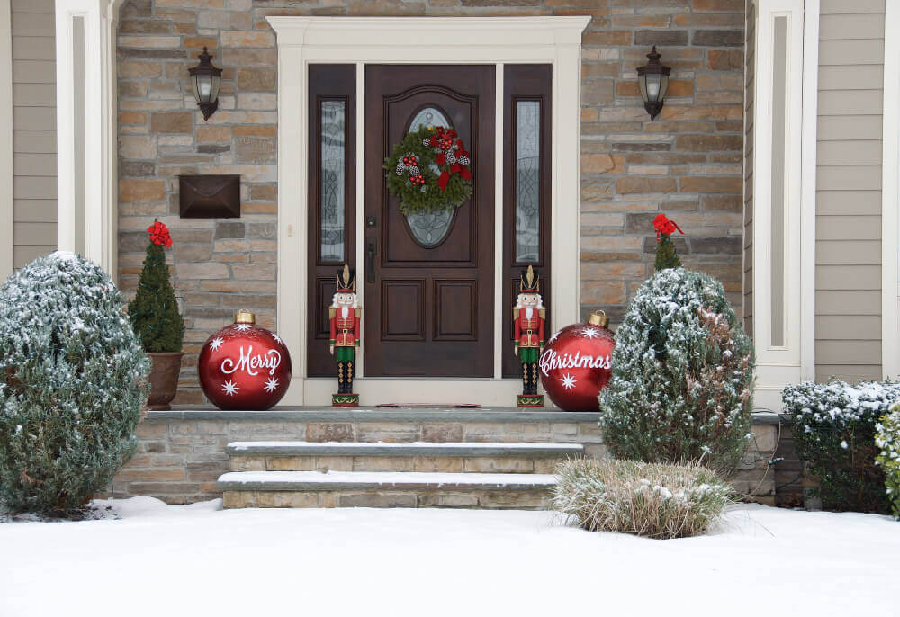 Коледна украса на врата и зелени борчета