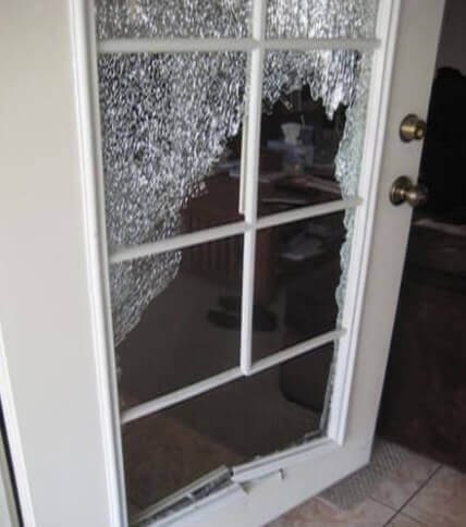 Врата със счупено стъкло 